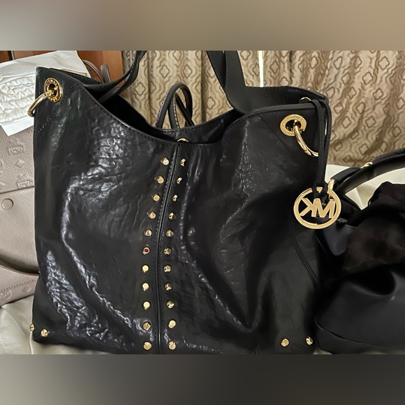 Beautiful leather MK bag in like new condition w dust bag. Stylish/unique look. - Picture 4 of 4